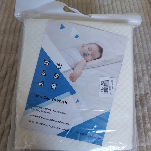 Baby Crib Wedge Pillow. - Picture 5 of 5